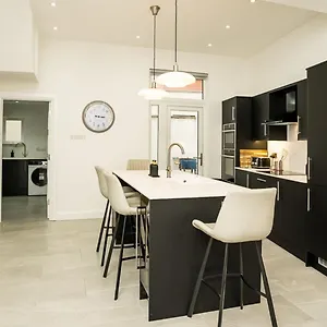 Holiday home Luxury 4 Bdr House By Breaks, Belfast